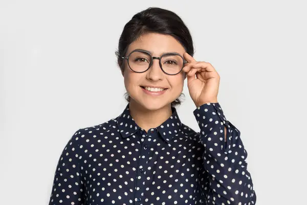 幸せなインドの女性の肖像画は眼鏡を着用 — ストック写真