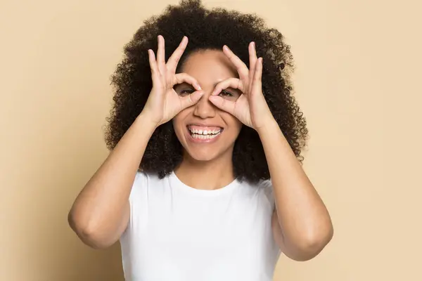 Retrato de mujer afroamericana sonriente hacer gafas con los dedos —  Fotos de Stock