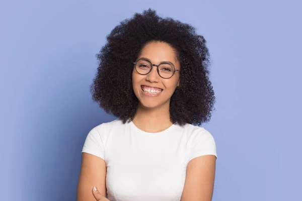 Porträtt av leende afroamerikansk kvinna i glasögon — Stockfoto