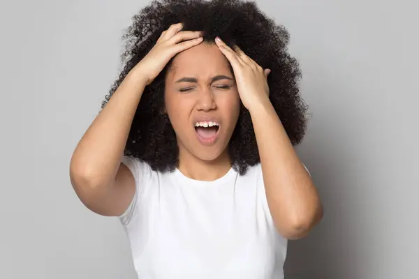 Unhealthy African American woman having severe headache — Stock Photo, Image