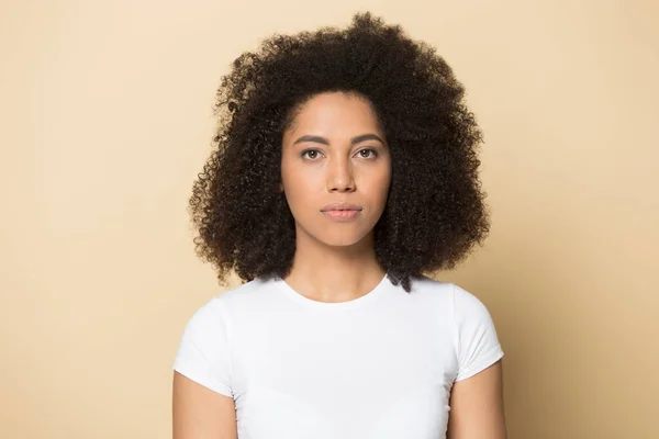Huvudskott porträtt av allvarliga afroamerikanska kvinna — Stockfoto