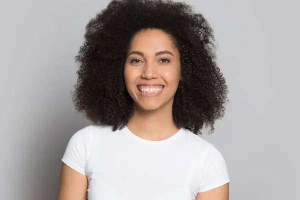 Imagen de la sonriente mujer afroamericana en el estudio —  Fotos de Stock