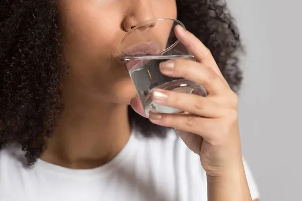 Primo piano della donna afroamericana bere acqua pulita — Foto Stock