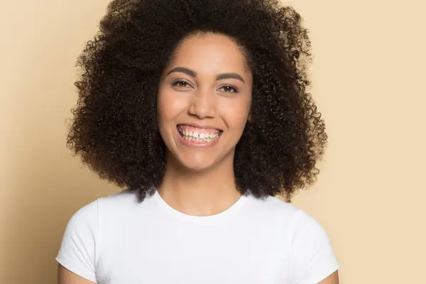 Retrato de una sonriente mujer afroamericana riendo —  Fotos de Stock
