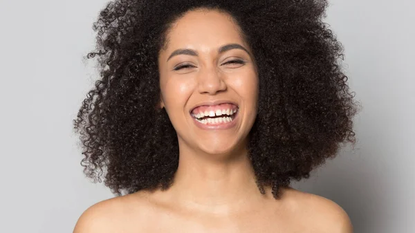 Retrato de una mujer afroamericana sonriente mostrando dientes sanos —  Fotos de Stock