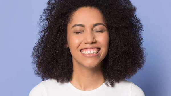 Emocionado mujer afroamericana mostrar dientes sanos —  Fotos de Stock