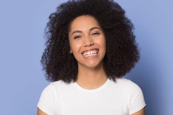 Porträtt av leende afroamerikansk kvinna skratta ha kul — Stockfoto