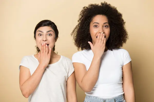 Portrait of stunned diverse girlfriends shocked by good deal — Stock Photo, Image