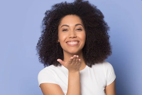 Retrato de mujer afroamericana sonriente enviar beso de aire — Foto de Stock