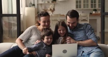 Küçük çocuklu bilgisayar kullanan mutlu, genç bir çift..