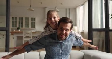 Mutlu genç baba kendini tutarak gülüyor küçük kız..