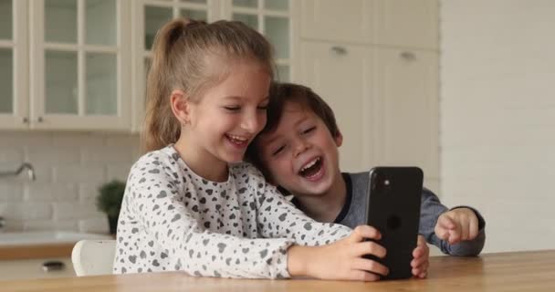 Viciado em tecnologia moderna crianças pequenas usando celular. — Vídeo de Stock