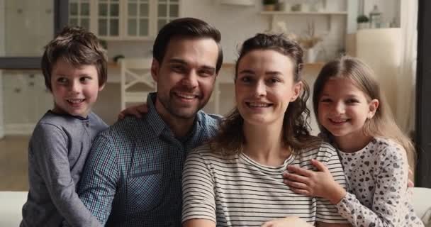 Retrato de familia feliz y sincera posando en casa. — Vídeo de stock
