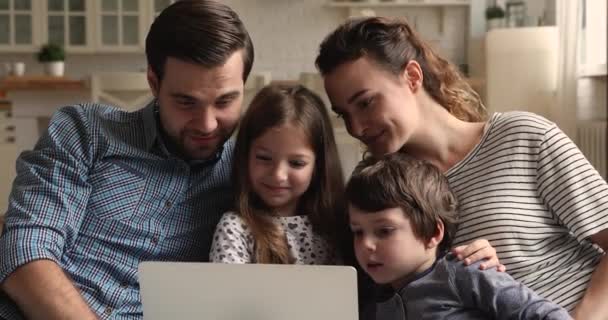 家庭でコンピュータを使うことに関わる幸せな絆の家族. — ストック動画