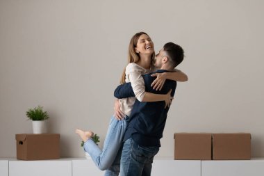 Mutlu çift kiracıları yeni evlerine taşınmayı kutluyor