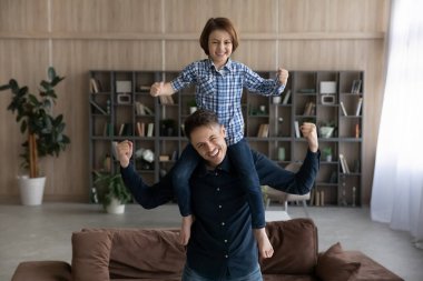 Mutlu bir babanın portresi genç bir çocukla oynuyor.