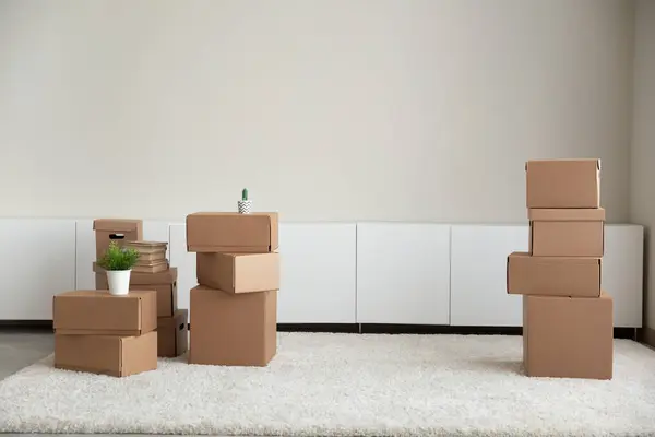 Cardboard boxes in new rental room or house — Zdjęcie stockowe