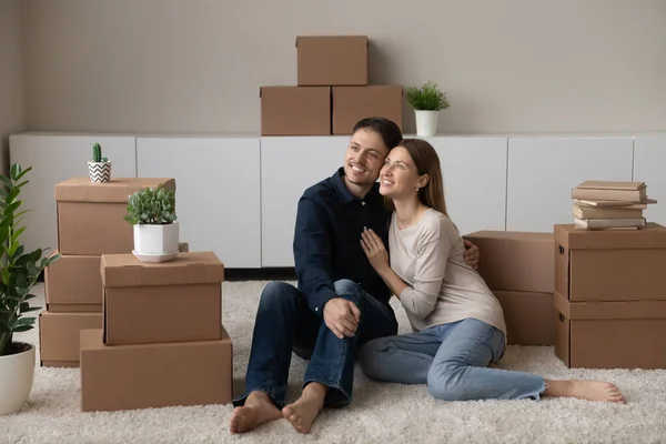 Feliz pareja de inquilinos celebran la reubicación a un nuevo abrazo en casa — Foto de Stock