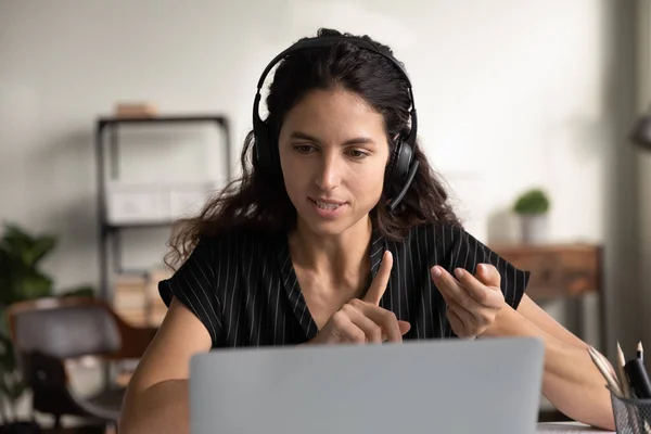 Female coach in headphones have webcam online consultation — Stock Photo, Image