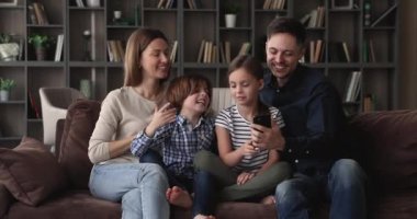 Gülen aile, sosyal medya için komik bir cep telefonu kaydı kullanıyor