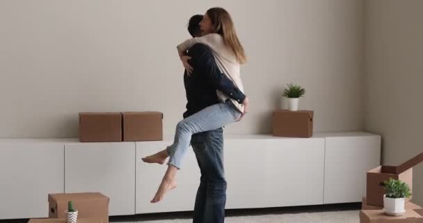 Esposo levantar esposa en brazos remolino celebrar el día de reubicación — Vídeo de stock