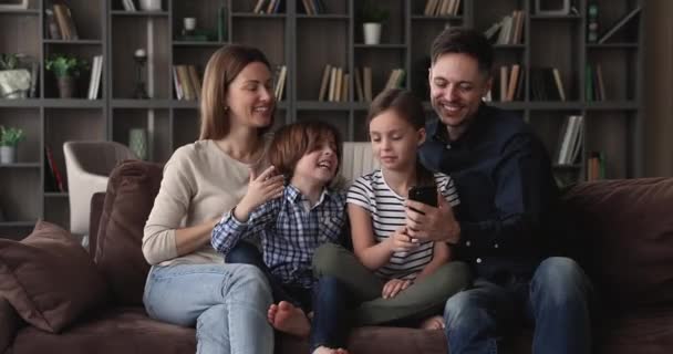 Lachende Familie nutzt Handy-Aufzeichnung lustiges Video für soziale Medien — Stockvideo