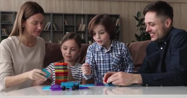 Ευτυχισμένη οικογένεια με παιδιά παίζουν μαζί δημιουργικό μαγνητικό σύνολο κατασκευής — Αρχείο Βίντεο
