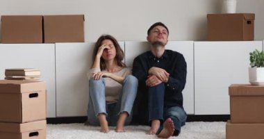 Yorgun çift, yer değiştirme gününde ara veriyor.