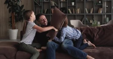 Neşeli baba evde küçük kız ve oğluyla oynuyor.