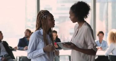 Mutlu genç Afrikalı Amerikalı çalışanlar anlaşma yapıyor..