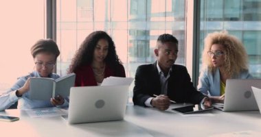 Yoğunlaşmış genç meslektaşlar birlikte strateji geliştiriyorlar..