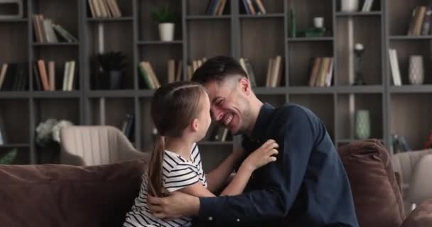 Feliz papá pequeña hija cosquillas entre sí divertirse en interiores — Vídeos de Stock
