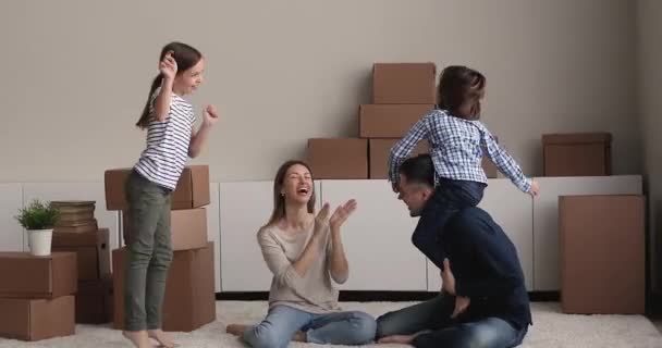 Família se divertindo dança ri gosta de se mudar para nova casa — Vídeo de Stock