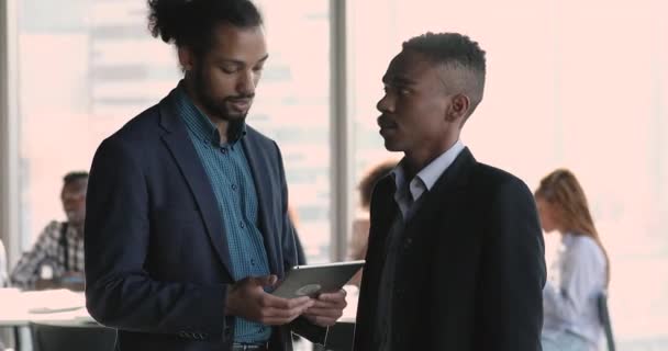 熟练操作两名在网上工作的非洲男性雇员. — 图库视频影像