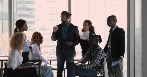 Joven afroamericano mentor masculino líder reunión de lluvia de ideas. — Vídeo de stock