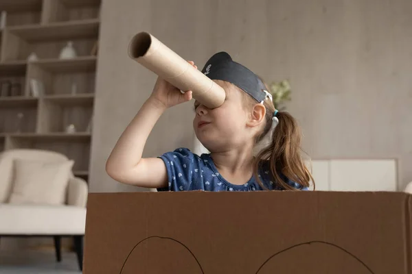 Carino adorabile bambina in cappello pirata guardando in cannocchiale — Foto Stock