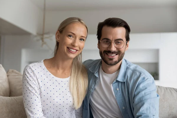 Kopfschuss-Porträt eines lächelnden Paares beim gemeinsamen Videotelefonat — Stockfoto
