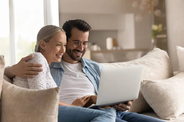 Close up glückliches junges Paar umarmt mit Laptop zusammen — Stockfoto