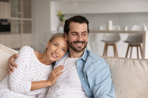 Nahaufnahme verträumtes glückliches Paar, das sich umarmt, gemeinsam auf der Couch entspannt — Stockfoto