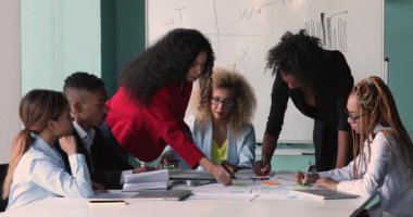 Modern ofiste çalışan konsantre Afro-Amerikan iş adamları..