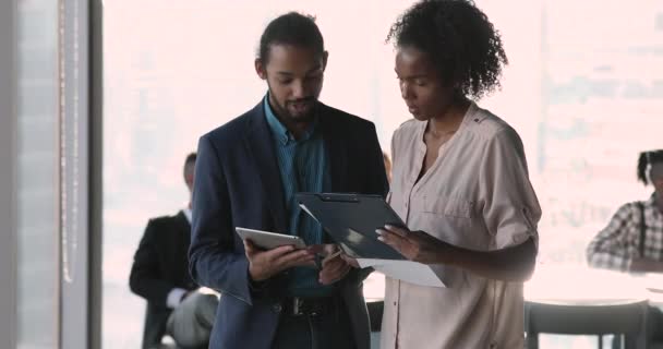 Jovens colaboradores afro-americanos felizes discutindo os resultados da pesquisa. — Vídeo de Stock