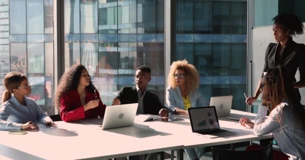Selbstbewusste afrikanische Ethnizitätskollegen diskutieren Projekt im Amt. — Stockvideo