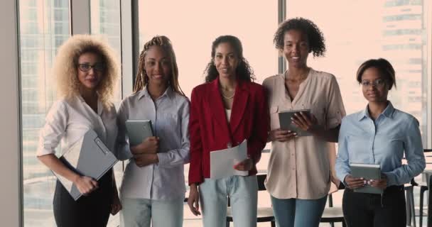 Portret van zelfverzekerde jonge Afro-Amerikaanse etniciteit stijlvolle zakenvrouwen. — Stockvideo