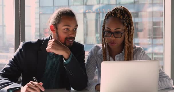 Glückliche zwei afrikanisch-amerikanische Teamkollegen, die am Computer arbeiten. — Stockvideo