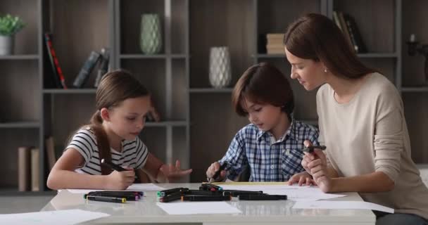 Matka i małe dzieci rysują razem kolorowymi pisakami filcowymi — Wideo stockowe