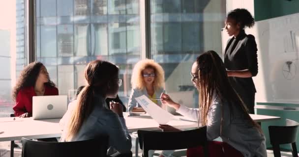 Konzentrierte junge afrikanische Kollegen diskutieren Projektideen. — Stockvideo