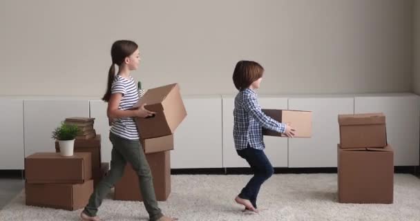 Família se mudar em casa nova sentar no chão e abraçar — Vídeo de Stock