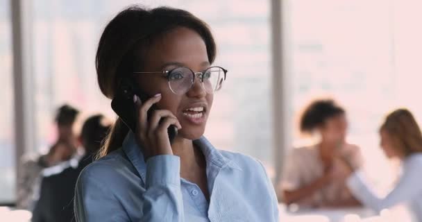 若いアフリカ系アメリカ人のビジネスマンが電話会話をする. — ストック動画