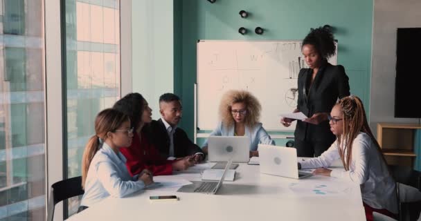 Självsäker ung afrikansk affärskvinna ledande möte i ämbetet. — Stockvideo