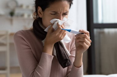 Mutsuz genç İspanyol kadın grip hastalığı yaşıyor..